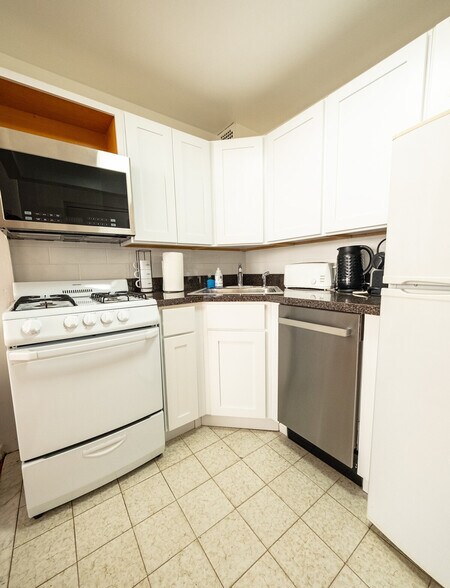 Building Photo - 32 W 86th St