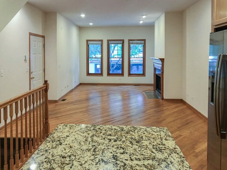 Primary Photo - 1321 W Belmont Ave