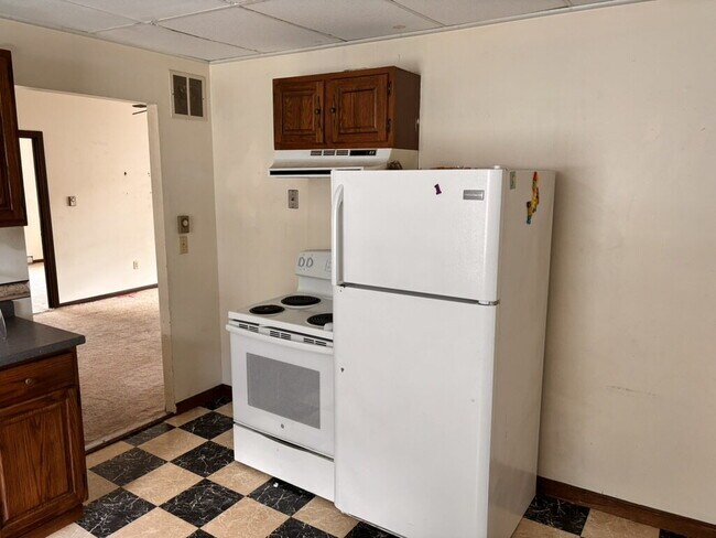 Building Photo - No more commute! Large 2 unit with parking...