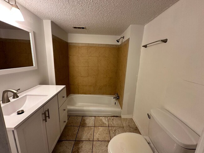 Building Photo - Newly Remodeled 4 Bed, 1 Bath Upstairs Unit in SW OKC! - Move in Deposit-Free! (If Qualified)