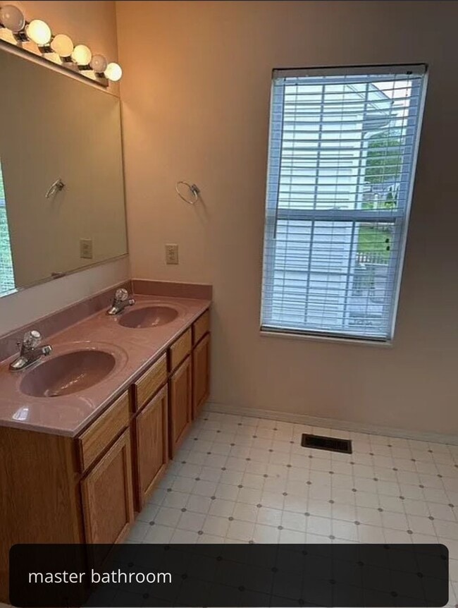 Building Photo - 3 bedrooms with Garage!