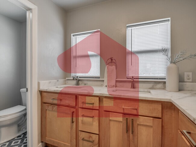 Building Photo - 1501 Gladstone Terrace