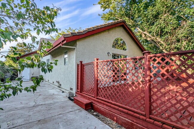 Building Photo - Charming Winters neighborhood