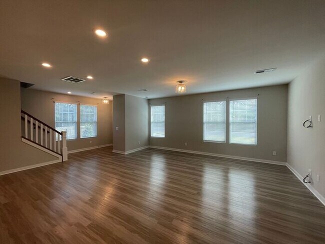 Building Photo - Beautiful Townhome located in Pineville, NC