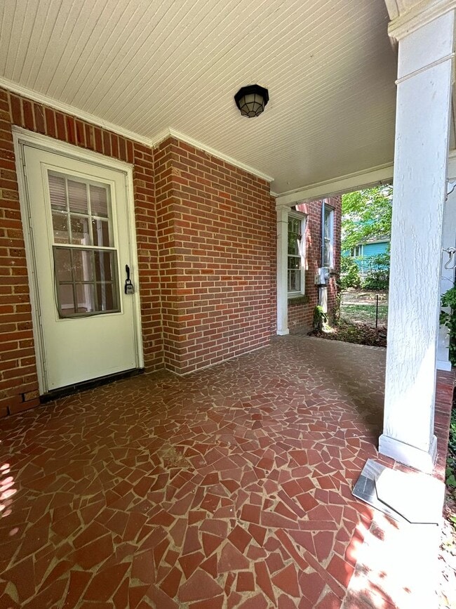 Building Photo - Charming 1920s Home in Five Points – Available April 4th