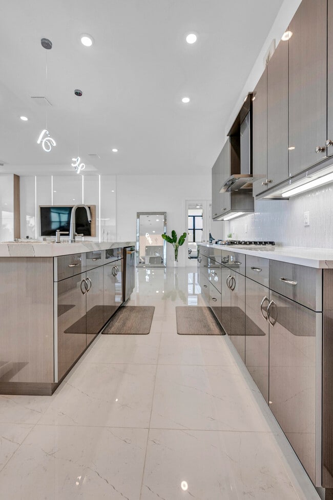 Building Photo - 5320 St Armands Way