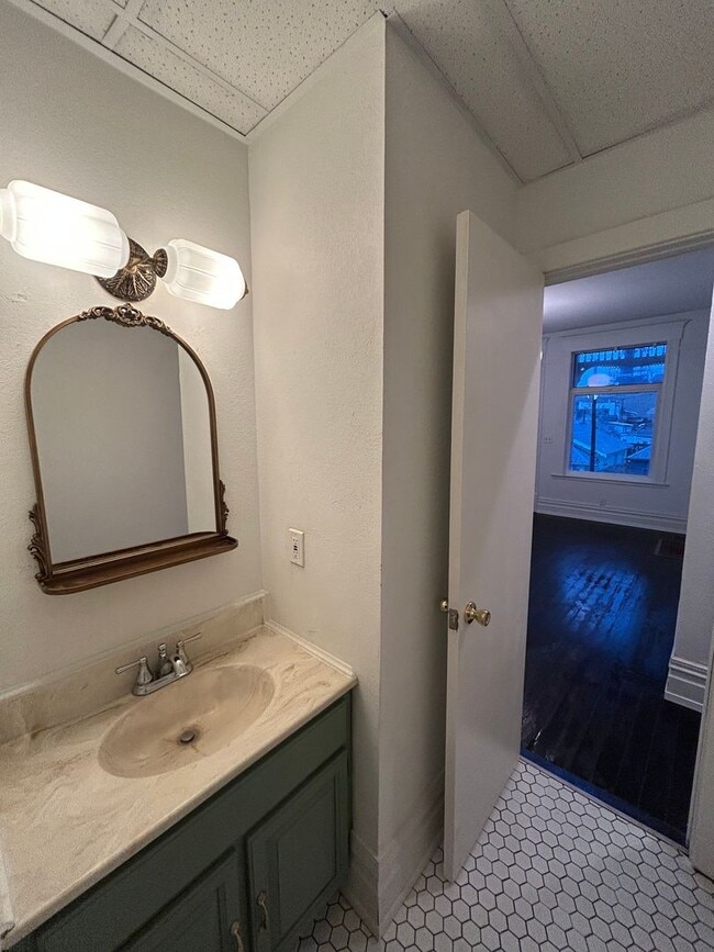 Building Photo - 716 W Quartz St