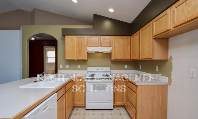 Building Photo - 815 S Pawnee Ave