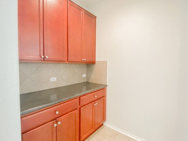 Building Photo - Beautiful 5 BR / 2.5 BA Home for Rent in A...