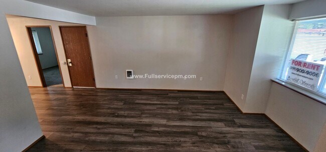 Building Photo - Beautiful duplex apt. on Quiet culdesac