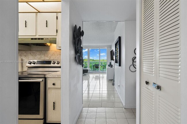 Building Photo - 100 Bayview Dr