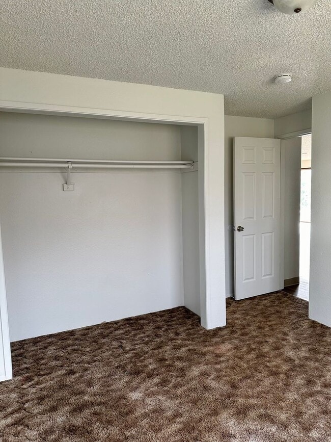 Building Photo - Spacious 3bdrm, 1bath Apt in Moyina Heights