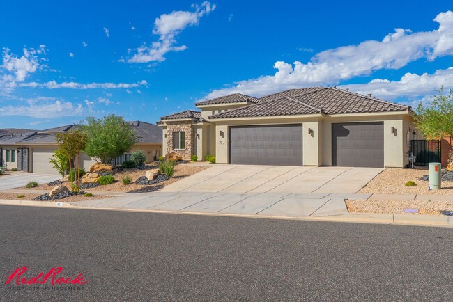 Building Photo - Stunning 4 Bedroom Home with Gorgeous Back...
