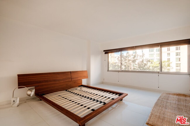 Building Photo - 10450 Wilshire Blvd