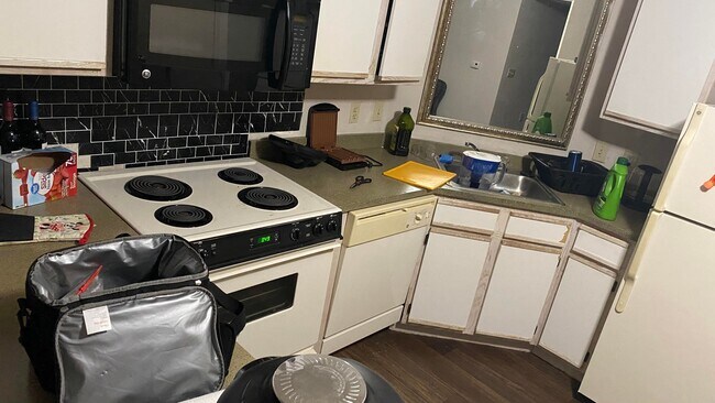 Kitchen zoom - 12 Private Road 3151