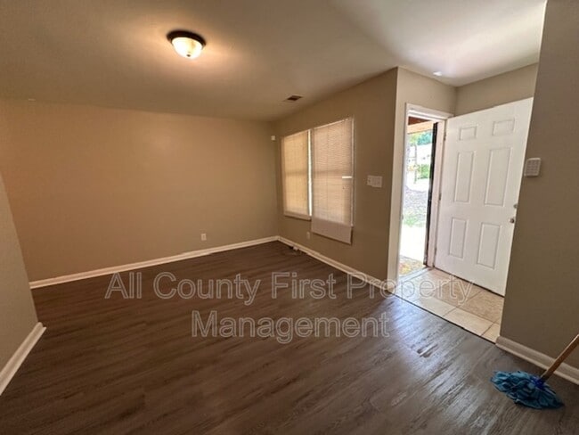 Building Photo - 833 Commodore Dr NW