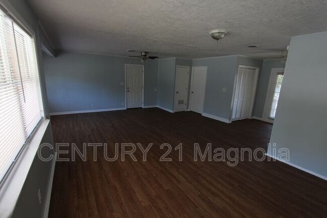 Building Photo - 2071 Fernwood Cir