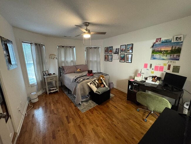 Building Photo - 4 Bedroom Downtown Beauty!