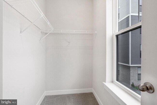 Building Photo - 45176 Drowes Ter