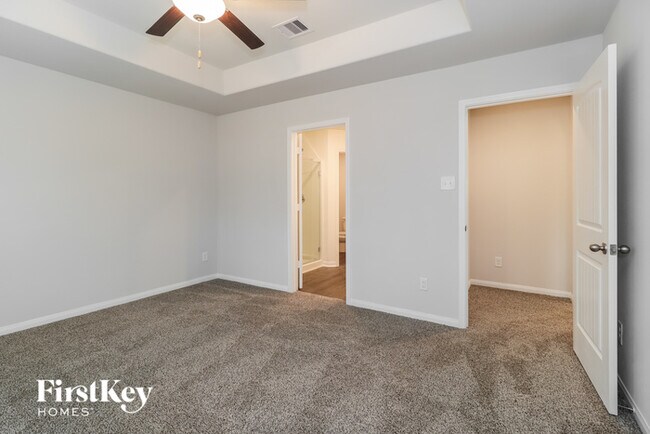 Building Photo - 25621 Roy Rogers Rd