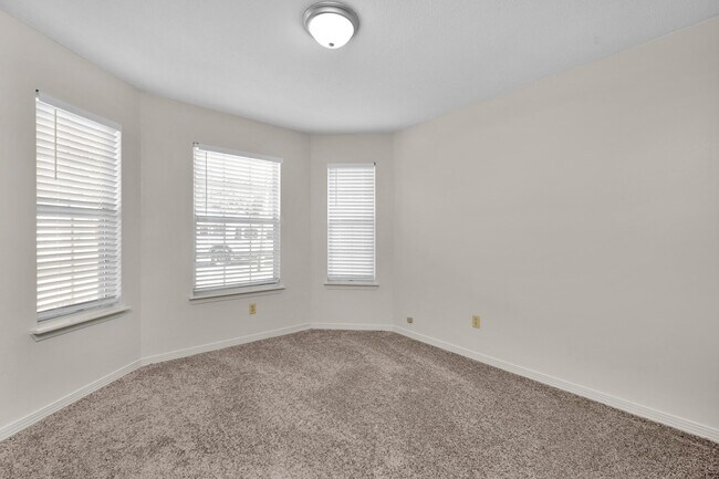 Building Photo - 202 Summer Ln