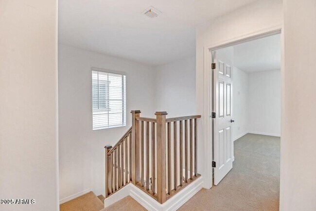 Building Photo - 3 Bedroom 2.5 Bathroom North Creek Home in Queen Creek