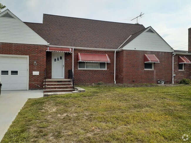 Building Photo - 1447 Bellview St