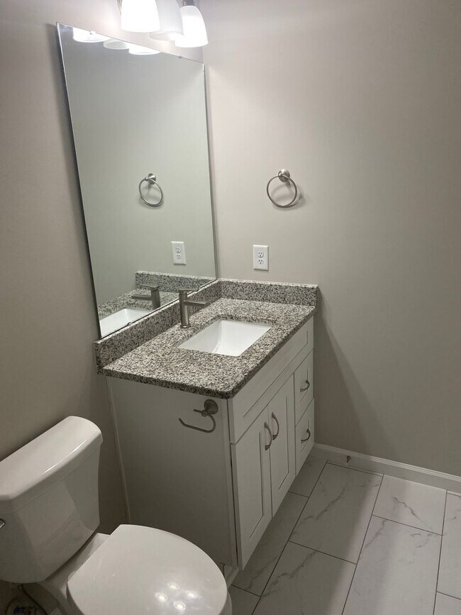 Building Photo - Beautiful 3 bedroom 2.5 bathroom home in C...
