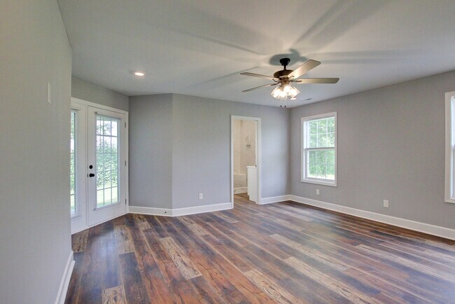 Building Photo - 133 Riverbend Dr