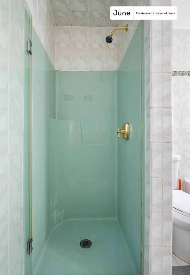 Building Photo - Room in Shared 5 bed/3 bath home