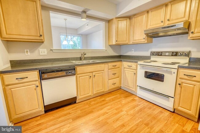 Building Photo - 166 Woodlake Dr