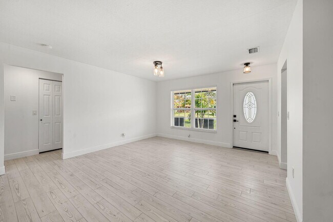 Building Photo - 908 Hibiscus Dr