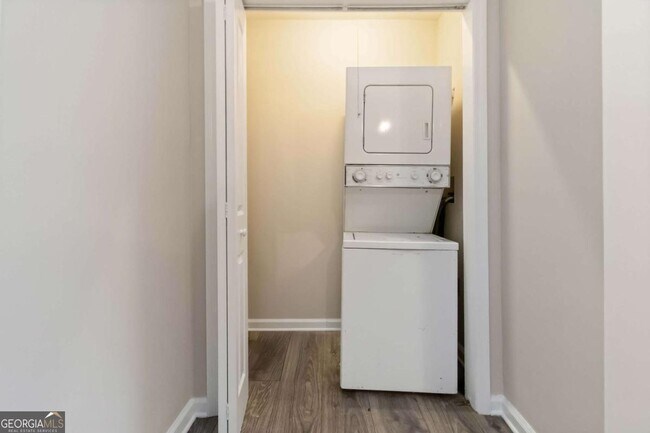 Building Photo - 2361 Swallow Cir SE