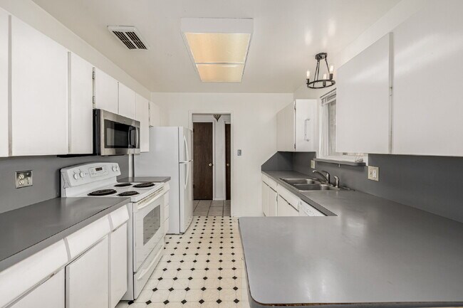 Building Photo - Great 3 Bed 3 Bath Hilltop Home for rent.