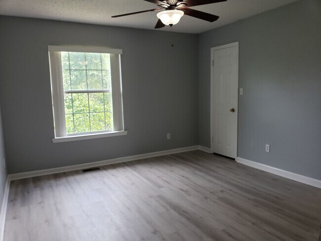 Building Photo - 3 bedroom townhome for rent in NE Tallahassee, wood floors, fenced yard available for a move in r...