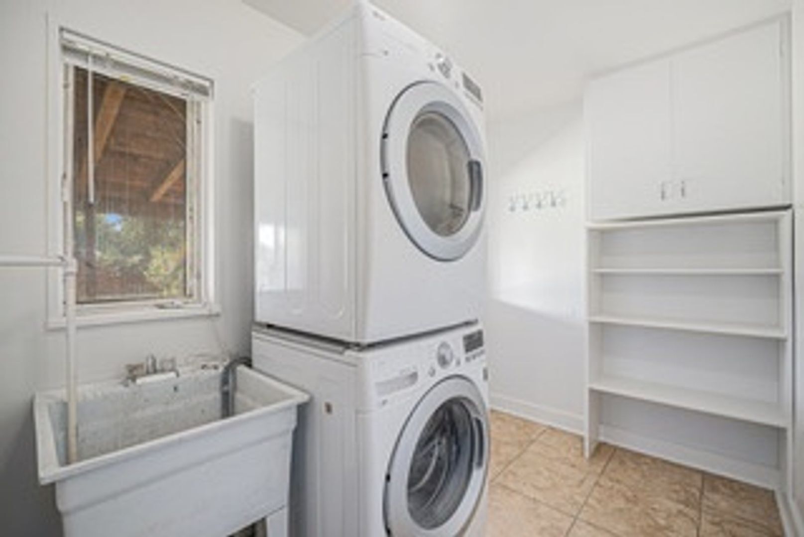 Building Photo - 1530 W Berkeley Pl