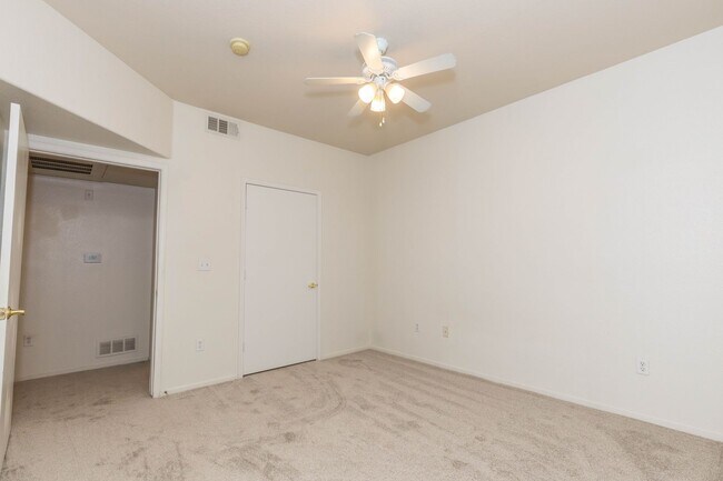 Building Photo - Lovely 1 Bedroom Condo For Rent