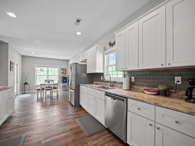 Building Photo - 512 Hazelwood Dr