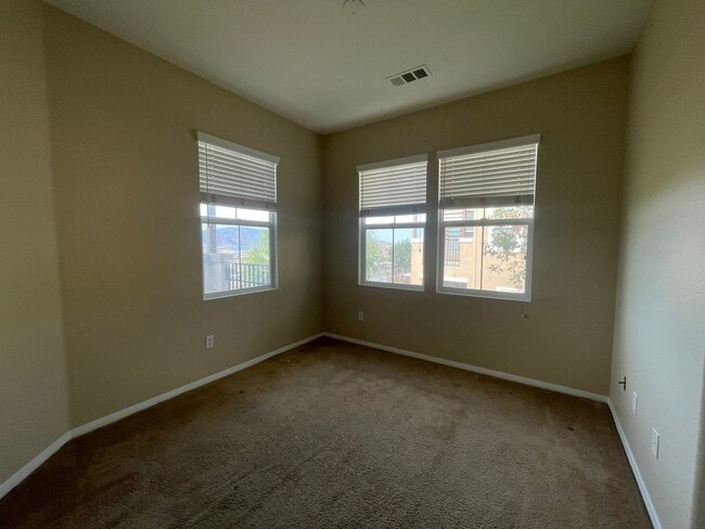 Building Photo - Three Bedroom Two Bathroom Condo in Lake E...