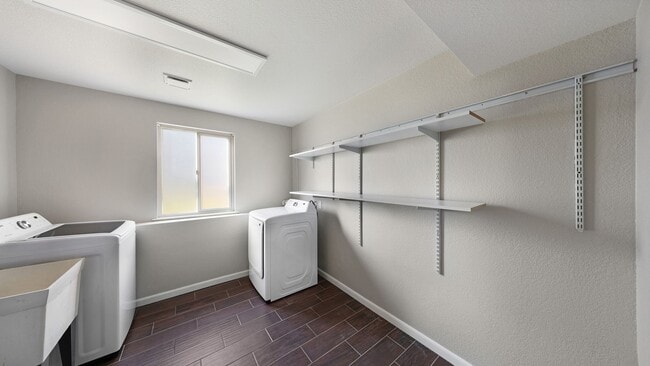 Building Photo - 3 Bed 2 Bath - Large Yard - Group - Dog Fr...