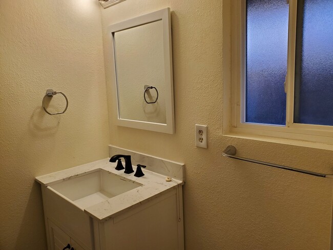 Building Photo - Beautiful 3 bedroom, 2 bath condo for rent...
