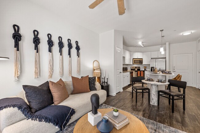 Building Photo - Debut Soco