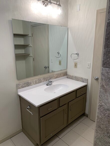 Building Photo - 518 SE Lee Haven Dr