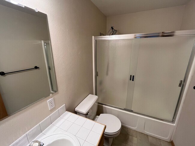 Building Photo - Large 3 Bed/2.5 Bath Located in Providence Neighborhood