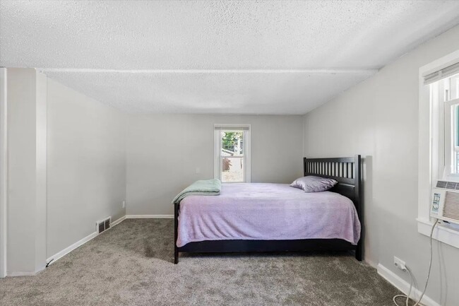 Building Photo - 928 8th Ave S