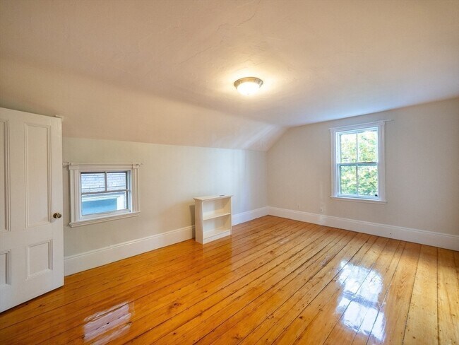Building Photo - 12 Adella Pl
