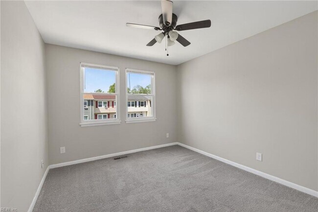 Building Photo - Corner Townhome in Virginia Beach