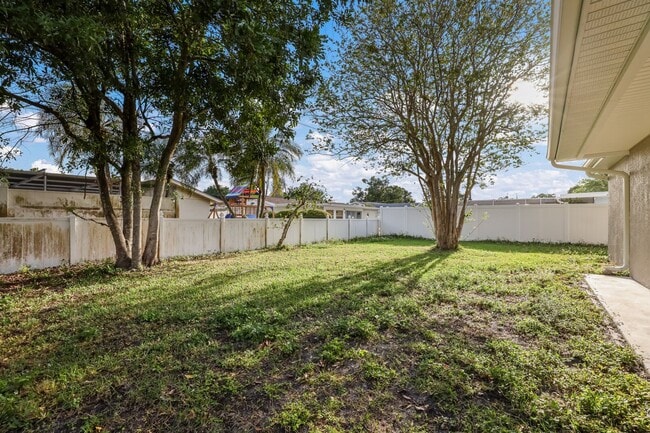 Building Photo - Nicely Remodeled & Updated 3 Bedroom 2 Bat...