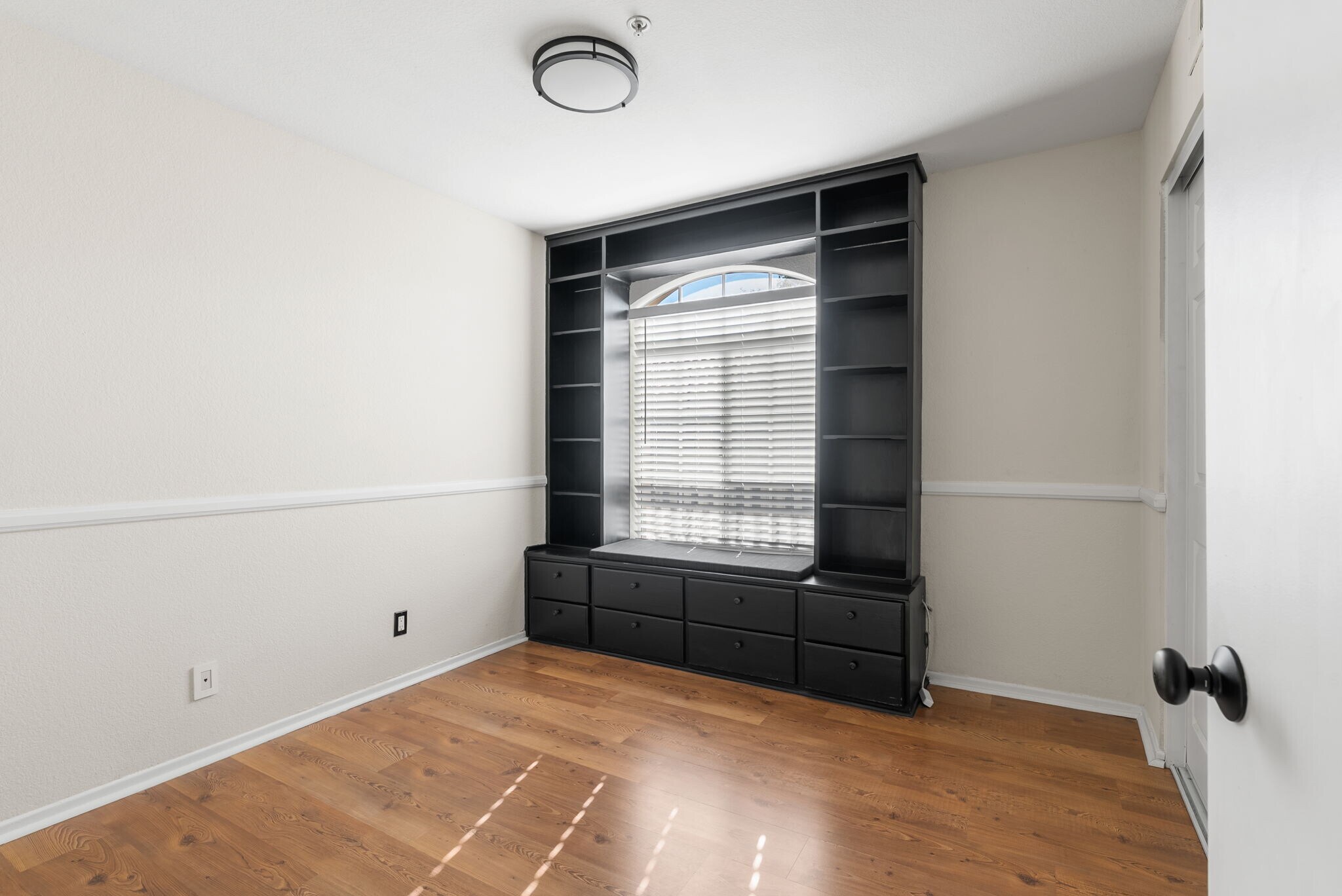 Building Photo - 155 N Cross Creek Rd