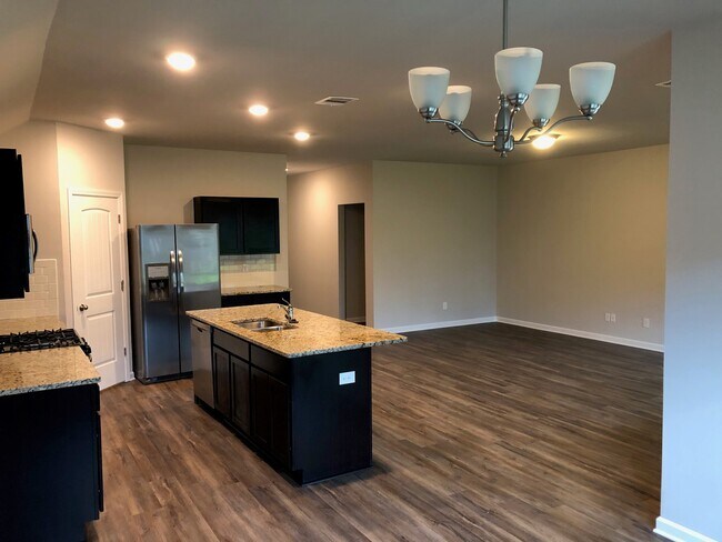 Building Photo - 16831 Highland Heights Dr